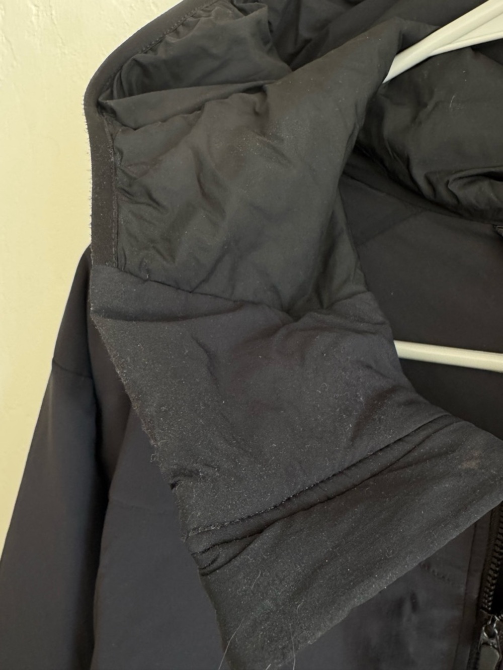 Arc'teryx Men's Black Proton Hooded Insulated Jacket - Picture 3 of 5